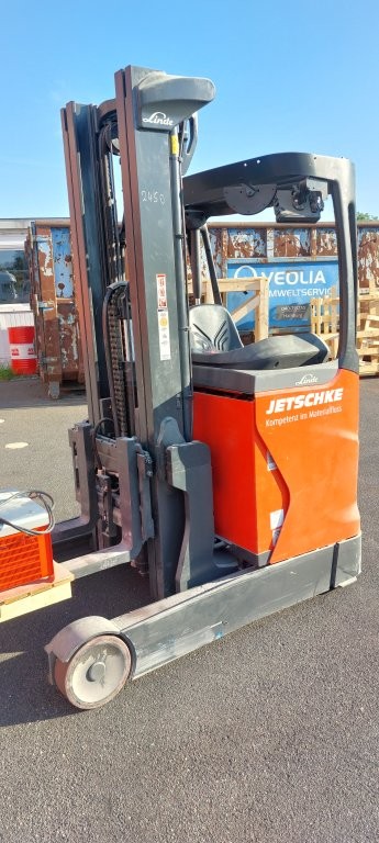 Linde R16B von vorne rechts mit Dreifach-Hubgerüst und Gabelzinken